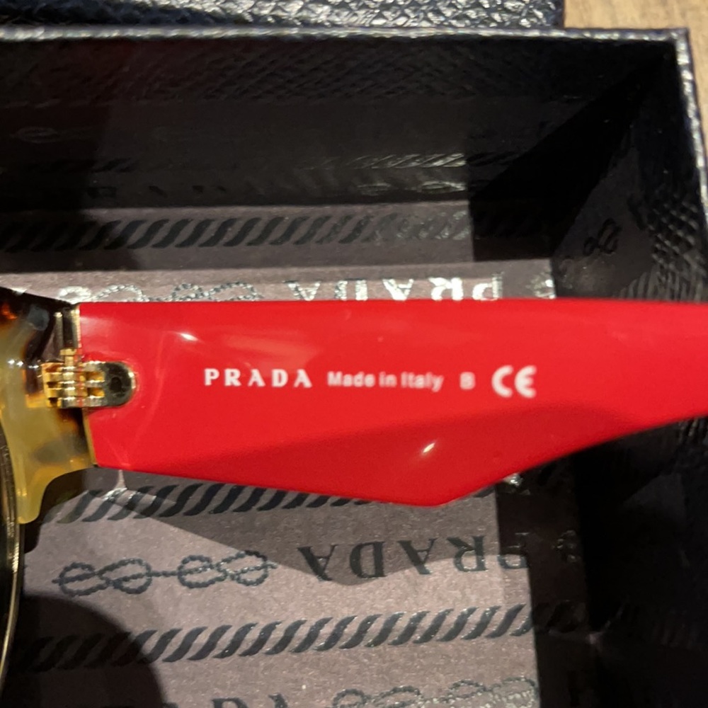 Prada sunglasses - Picture 4 of 9